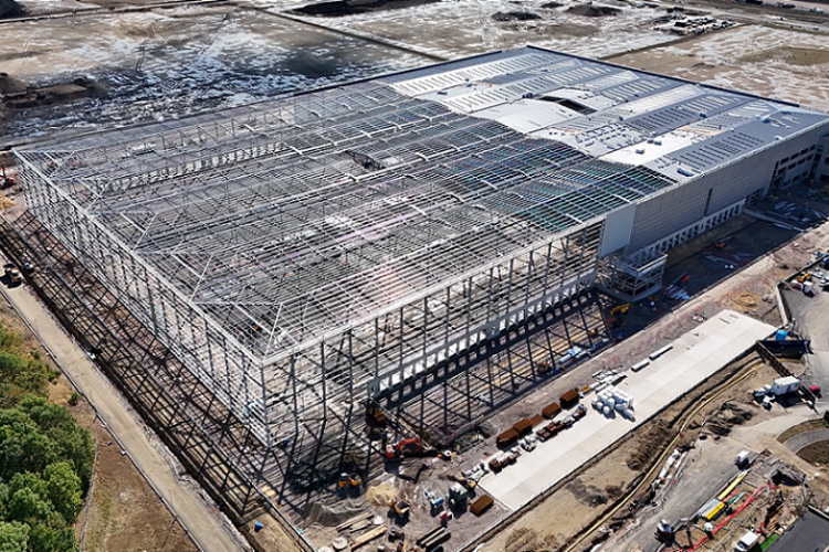 McLaren builds Swindon warehouse