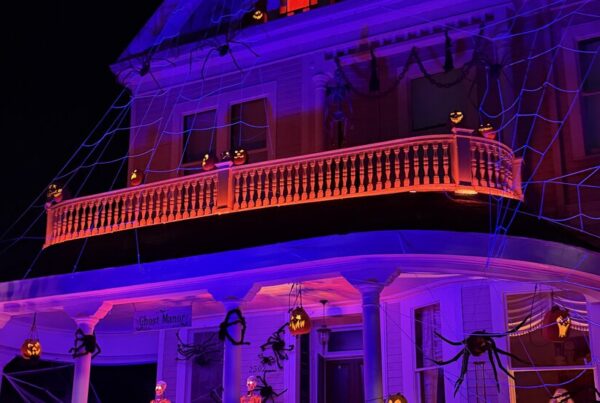 Halloween Home D&eacute;cor Tips for Haunting Your Neighborhood