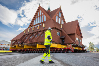 The church was carried on beams supported by two trains of Mammoet&rsquo;s SPMTs
