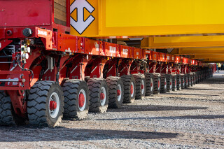 Inset: Before the actual operation, Mammoet conducted load tests with SPMTs loaded with counterweights