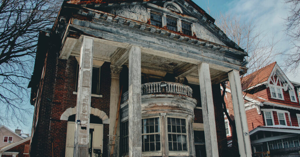 A Deteriorating Mansion, for Sale Again, Fascinates Brooklyn