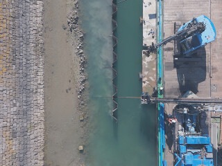 In April 2025 Dutch contractor Hakkers used Paebbl in a grout mix to secure anchors in a new quay wall for the port of Rotterdam