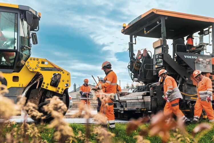 Bouygues plans 30,000 hires