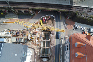 Slide rail systems can be used to secure pits, without the space needed for a piling rig. Here, in Chemnitz, an E+S slide rail system was selected over sheet piling, for ground works under a new roundabout. Slide rail systems can be used to secure pits, without the space needed for a piling rig. Here, in Chemnitz, an E+S slide rail system was selected over sheet piling, for ground works under a new roundabout.