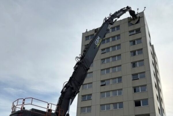 Demolition starts on Hull towers Demolition starts on Hull towers