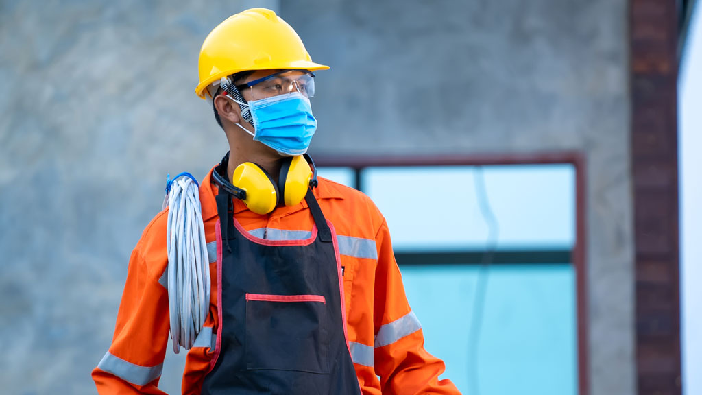 Ontario outdoor workers stay home, others mask up amid wildfire smoke Ontario outdoor workers stay home, others mask up amid wildfire smoke