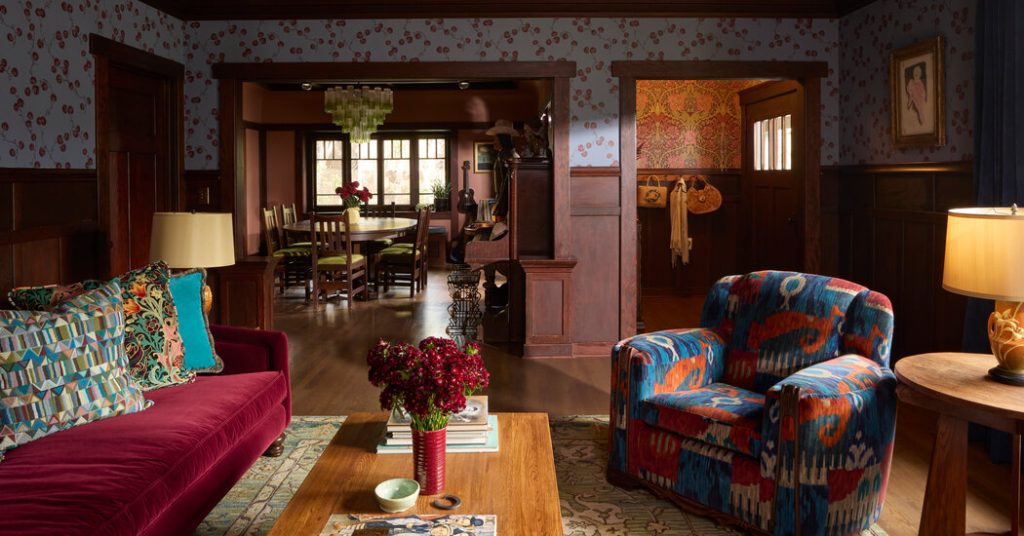 A Pasadena Craftsman Bursting With Color