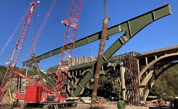 An 846-foot-long, 75-year-old concrete arch bridge in Pittsburgh, Pa. was replaced with a new arched steel structure using the “Slide-In” technique.