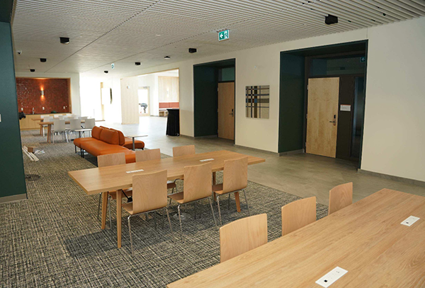 A student lounge is laid out to encourage relaxed yet collaborative discussion.