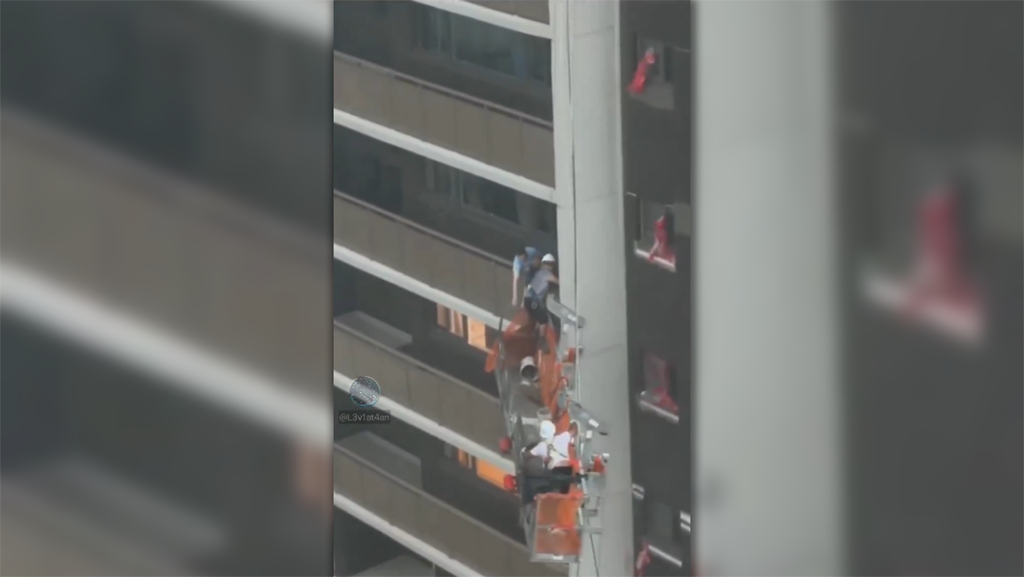 VIDEO: Platform holding workers swings uncontrollably as wicked storm rips through Toronto VIDEO: Platform holding workers swings uncontrollably as wicked storm rips through Toronto